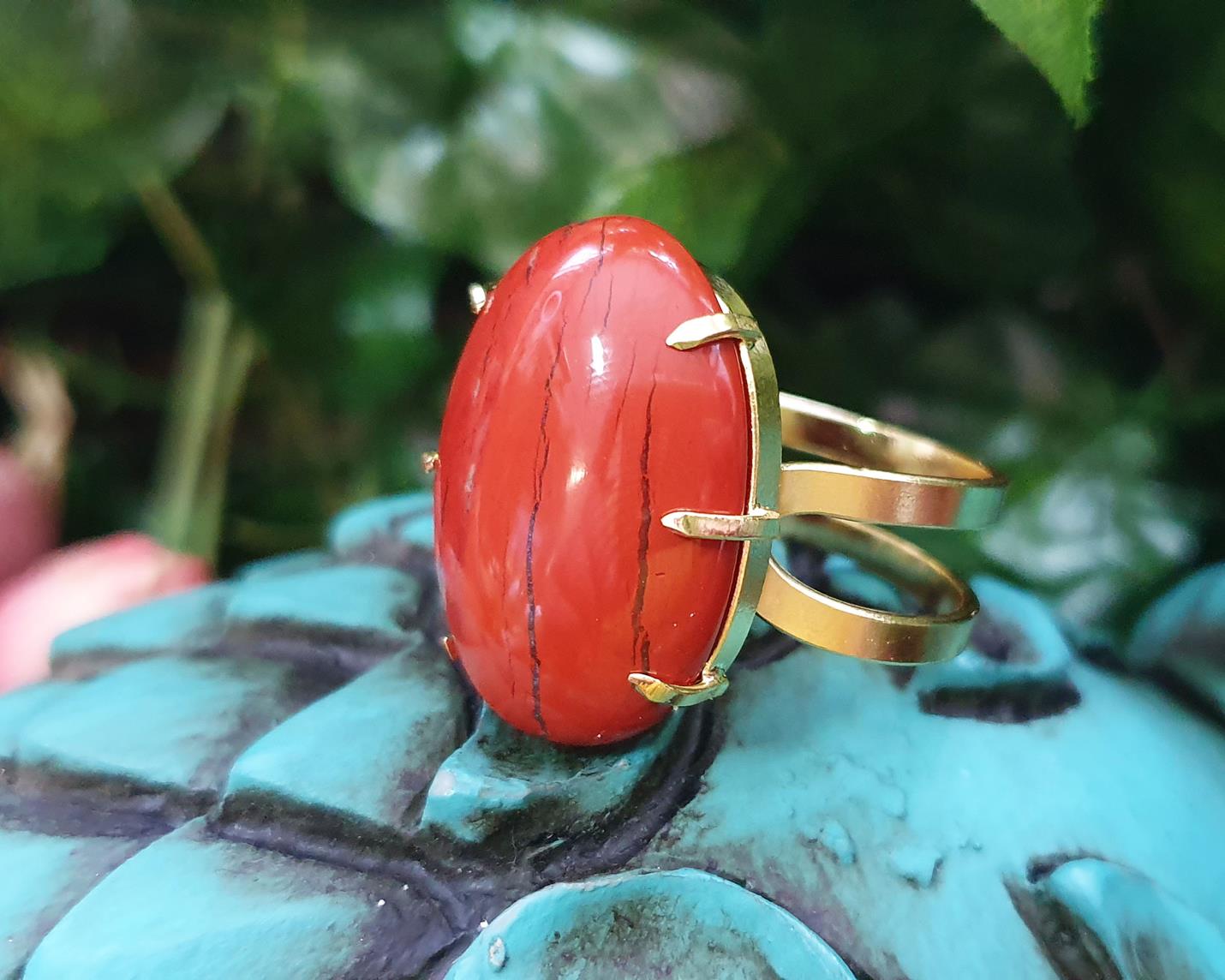 Anel de Jaspe Vermelho Banhado a Ouro (Ajust&aacute;vel)