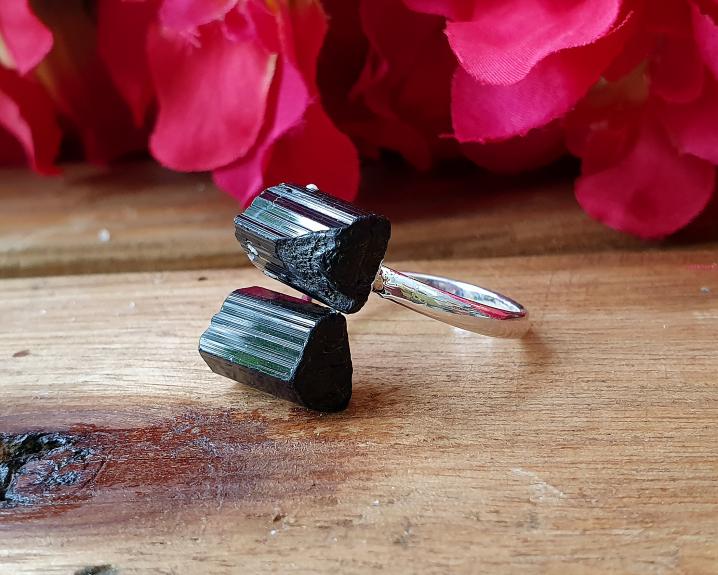 Anel de Turmalina Negra Banhado a Prata (Ajustável)
