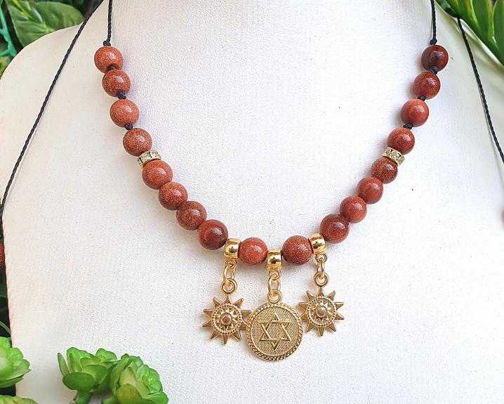 Colar de Pedra do Sol em Macram&eacute;- Veraneio