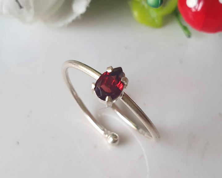 Anel de Granada em Prata (Ajustável)