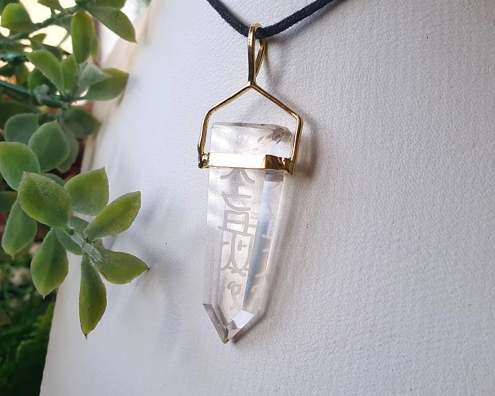 Pingente Hon Sha Ze Sho Nen em Cristal Banhado a Ouro