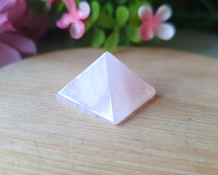 Mini Pir&acirc;mide de Quartzo Rosa 4,5g