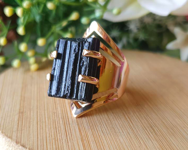 Anel de Turmalina Negra Banhado a Ouro (Ajustável)