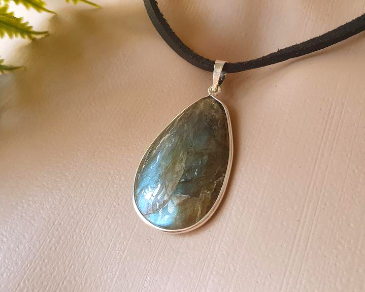 Pingente de Labradorita Iridescente em Prata