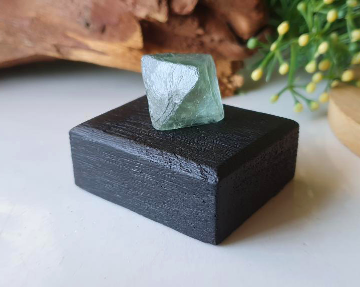 Fluorita Octaédrica na Base de Madeira 30g
