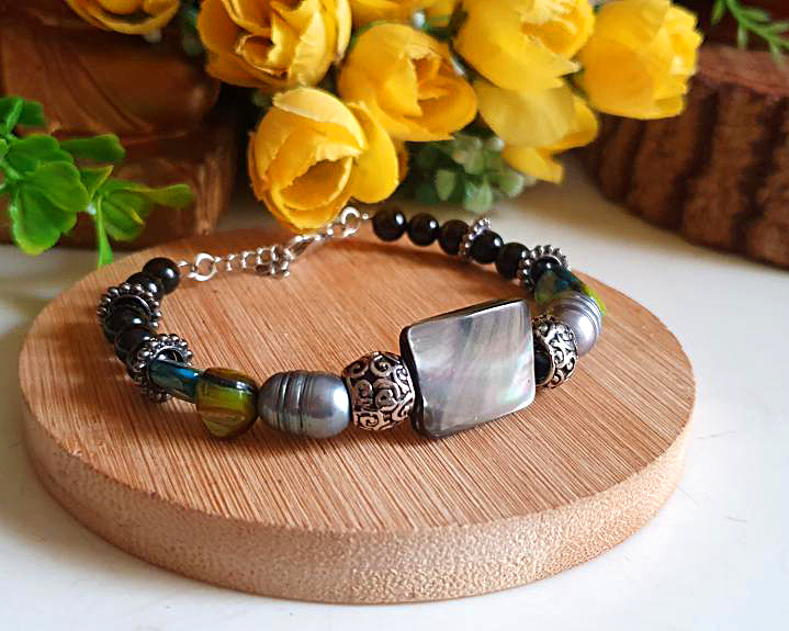 Pulseira de Varuna (Madrep&eacute;rolas, P&eacute;rolas e &Aacute;gata Negra)