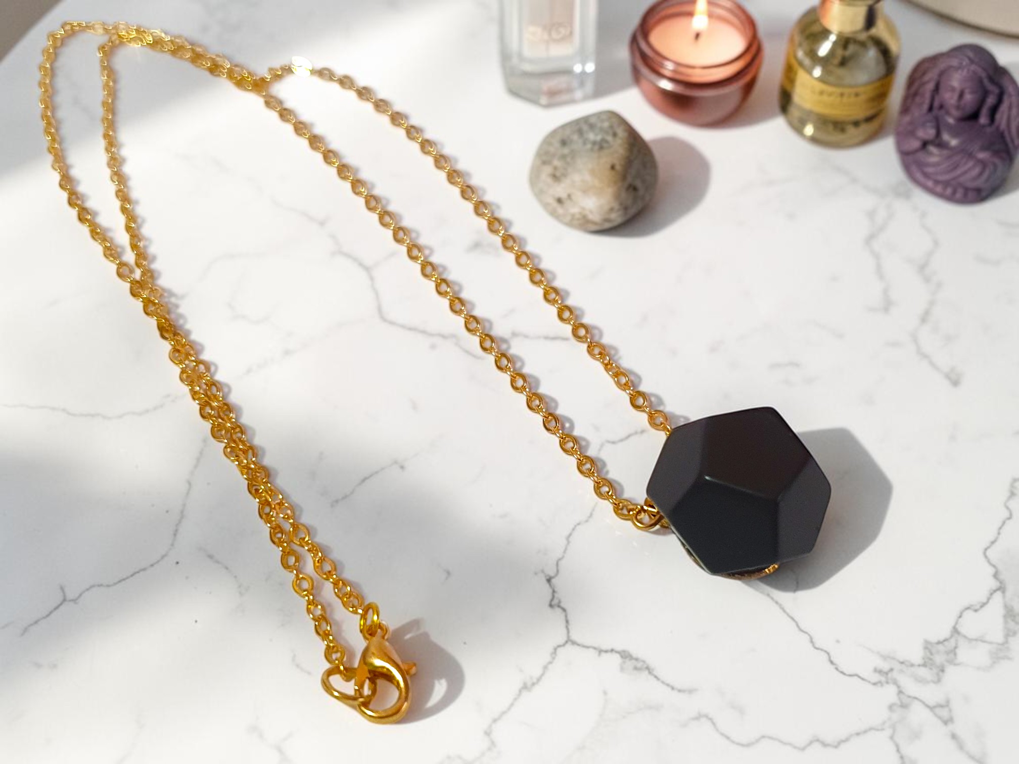 Colar de Obsidiana Negra Banhado em Aço Inox Dourado
