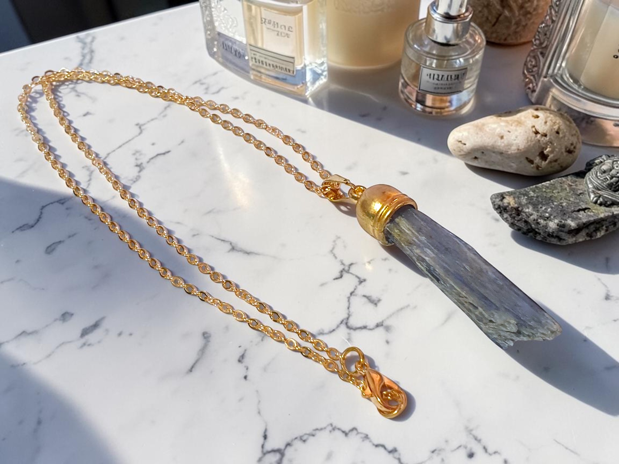 Colar de Cianita Azul em A;o Inox Dourado