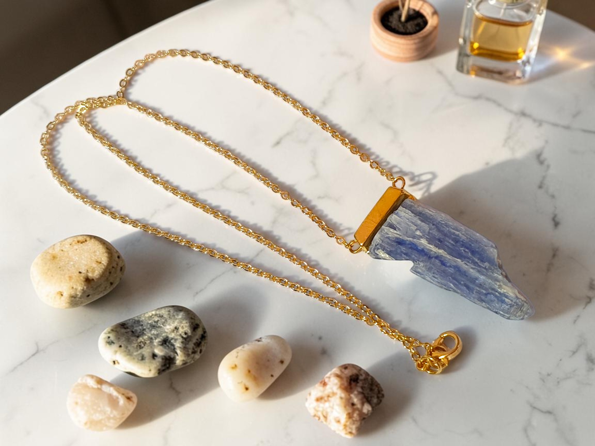 Colar de Cianita Azul em A;o Inox Dourado