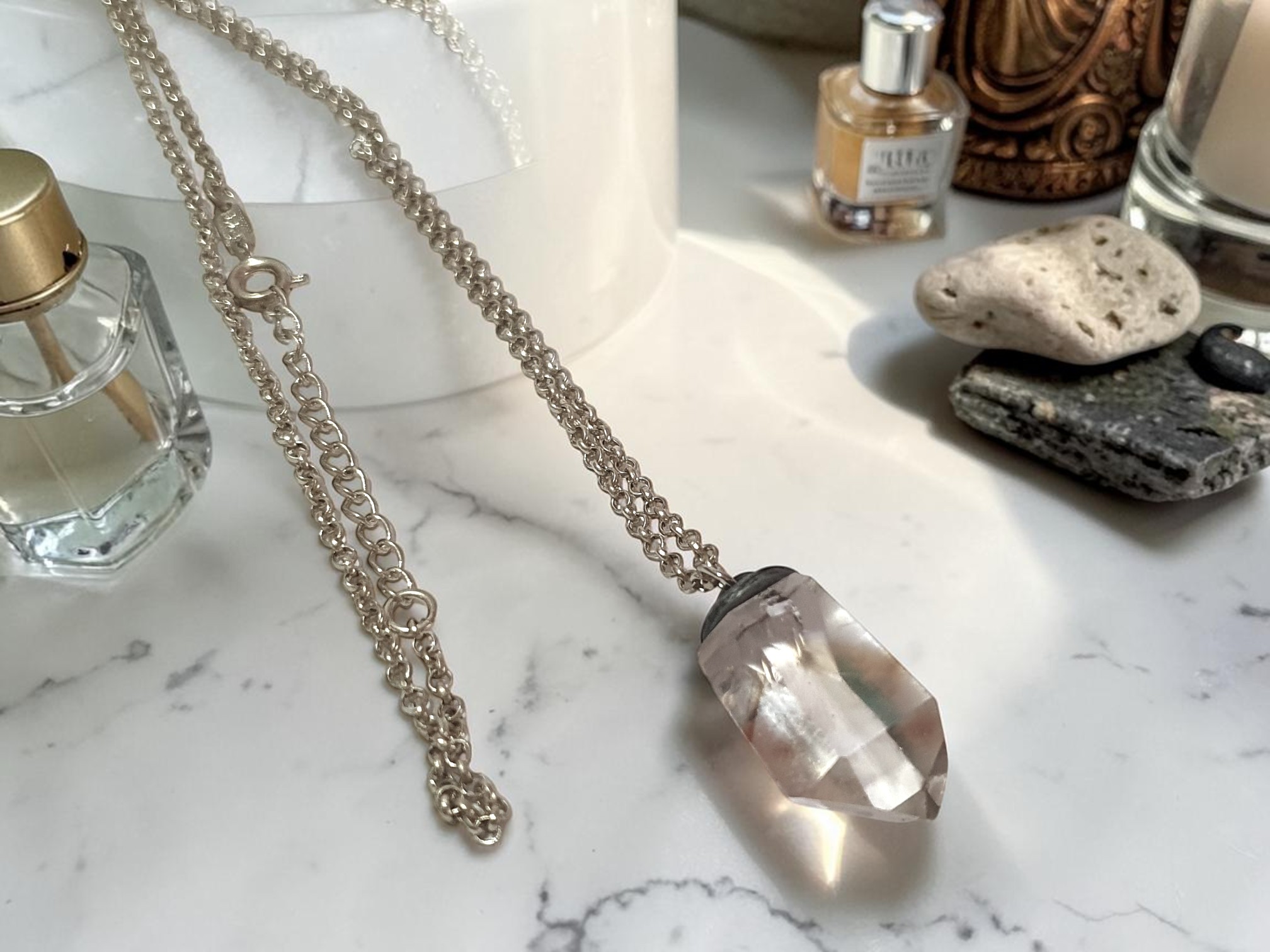 Colar de Cristal Powelite (Brilha na Luz Negra UV) RARO