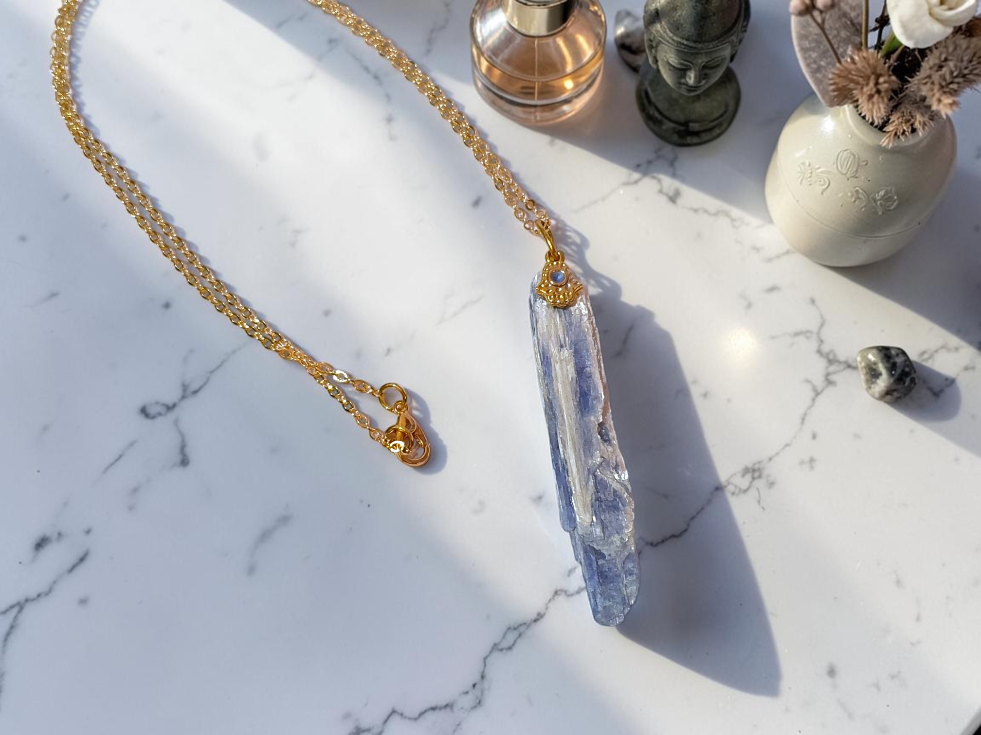 Colar de Cianita Azul em A;o Inox Dourado