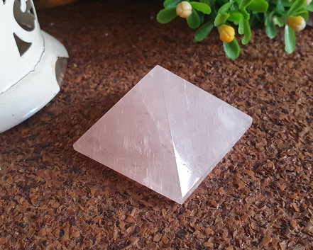 Pirâmide de Quartzo Rosa 46g