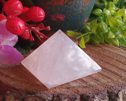 Pirâmide de Quartzo Rosa 48g