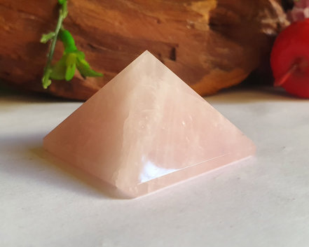 Pirâmide de Quartzo Rosa 67g