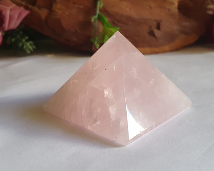 Pirâmide de Quartzo Rosa  79g