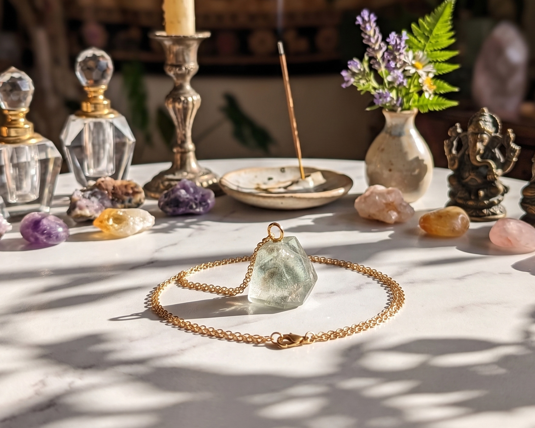 Colar Ponta de Cristal Fantasma em A&ccedil;o Inox Dourado