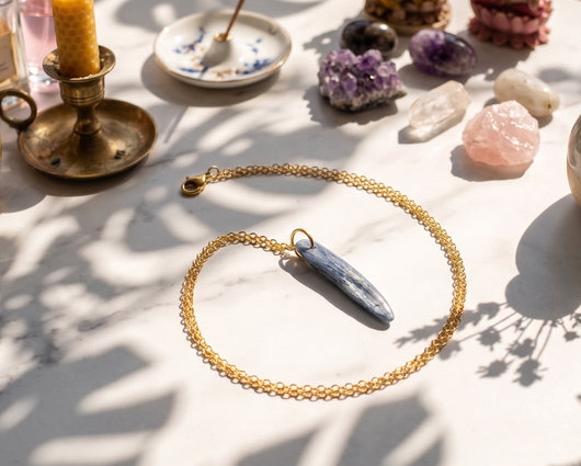 Colar de Cianita Azul em Aço Inox Dourado
