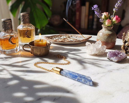 Colar de Cianita Azul em Aço Inox Dourado
