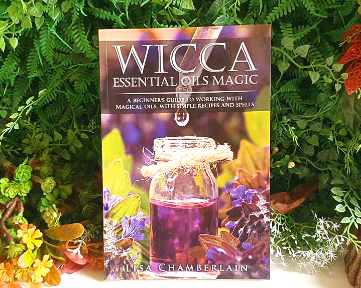 Wicca Essential Oils Magic: A Beginner's Guide to Working with Magical Oils, with Simple Recipes and Spells  (Em Inglês)