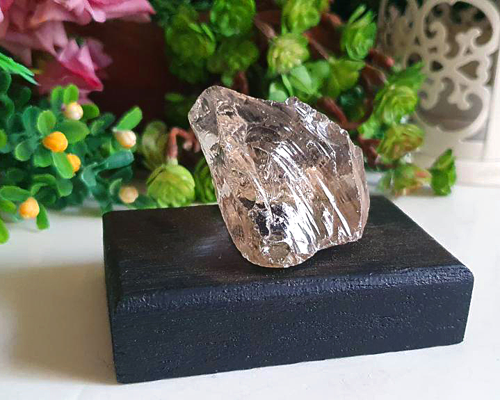 Cristal de Citrino Bruto na Base de Madeira 99g