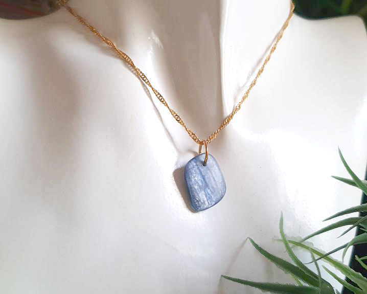 Colar de Cianita Azul  Banhado a Ouro