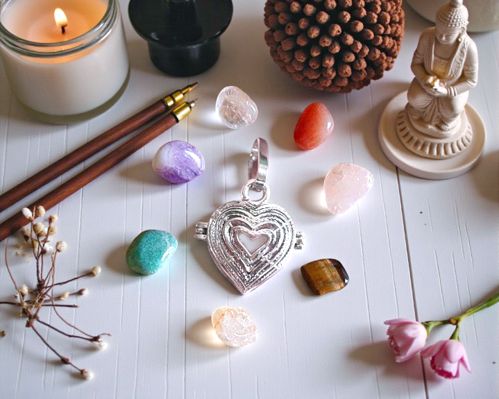 Pingente Relicário com as Sete Pedras da Sorte Banhado a Prata