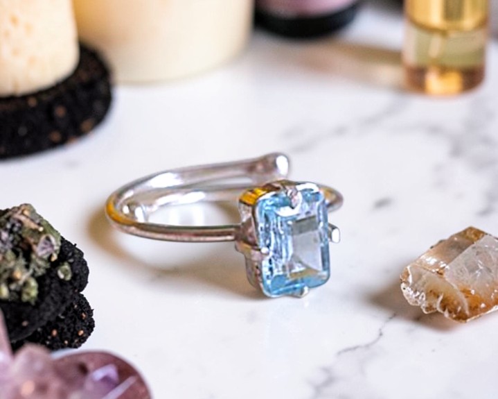 Anel de Água Marinha Especial em Prata