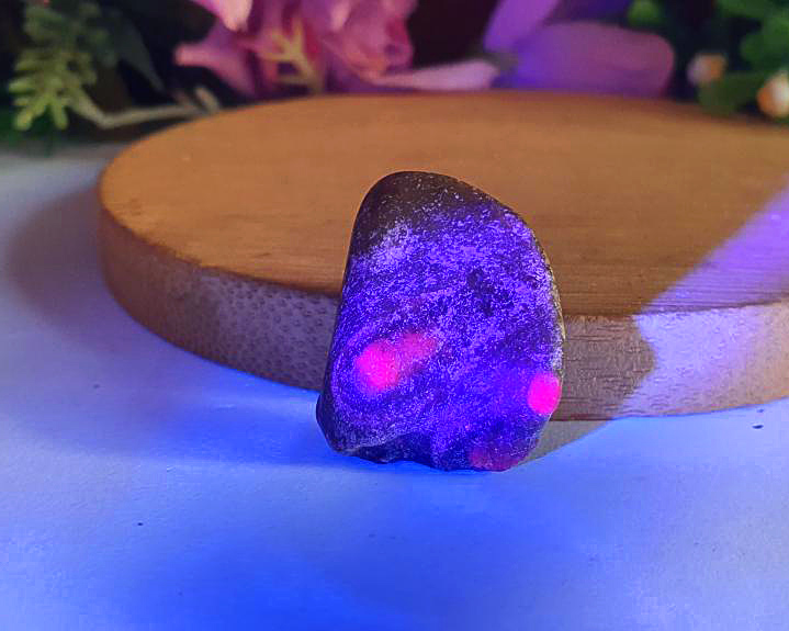 Rubi Autêntico  (Brilha na Luz Negra UV)