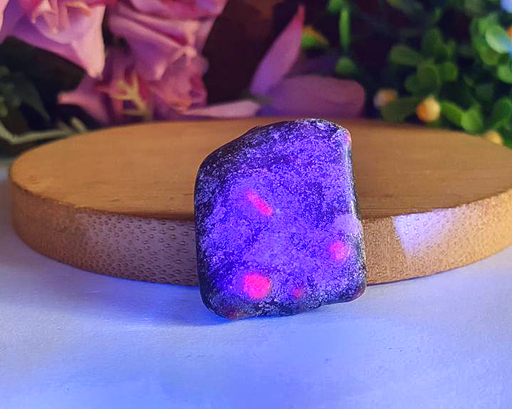 Rubi Autêntico  (Brilha na Luz Negra UV)