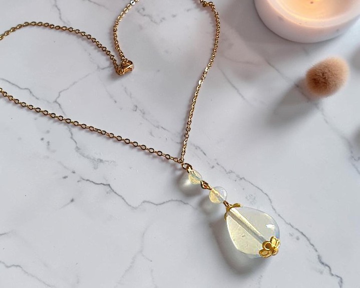 Colar de Opalina em  Aço Inox Dourado