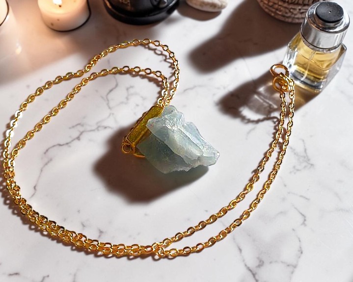 Colar de Calcita Azul  em Aço Inox Dourado