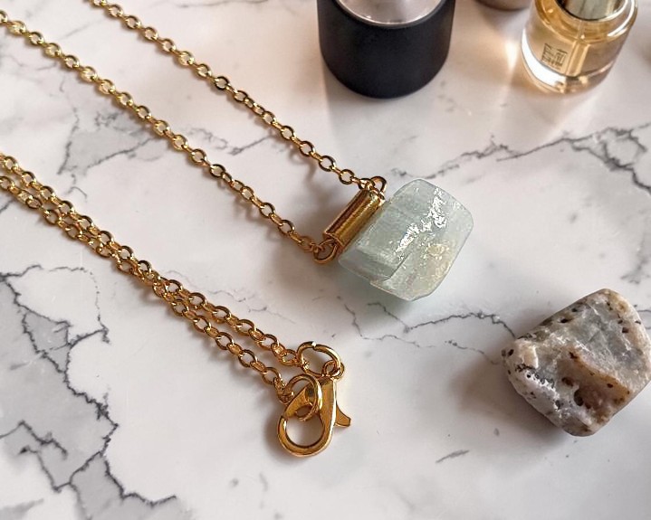 Colar de Calcita Azul  em Aço Inox Dourado