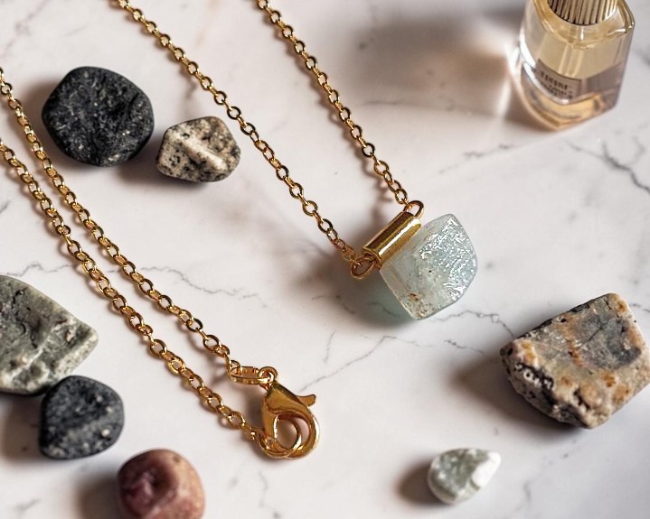 Colar de Calcita Azul  em Aço Inox Dourado