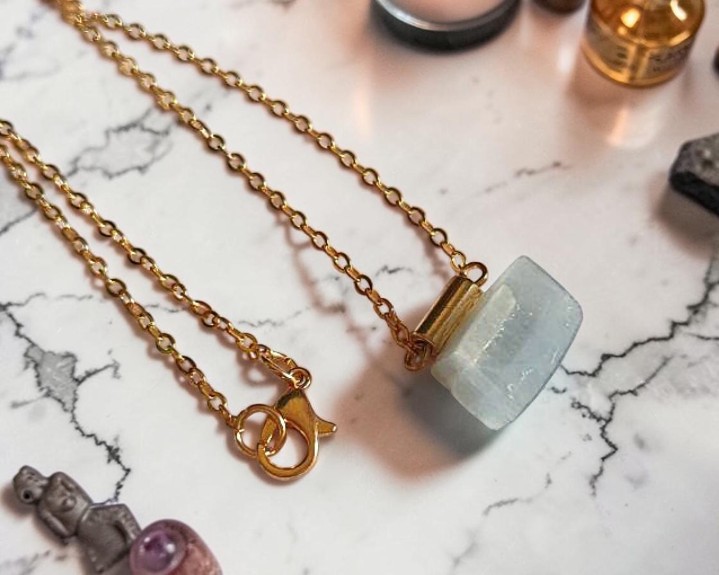 Colar de Calcita Azul  em Aço Inox Dourado