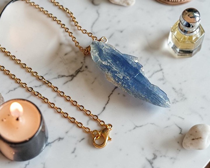 Colar de Cianita Azul em A;o Inox Dourado