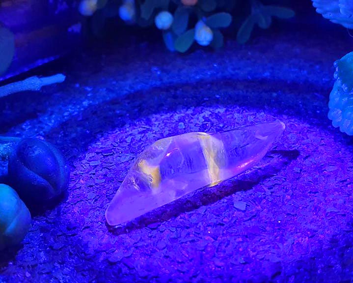 Cristal Powelite  Polido (Brilha na Luz Negra UV) RARO 6g