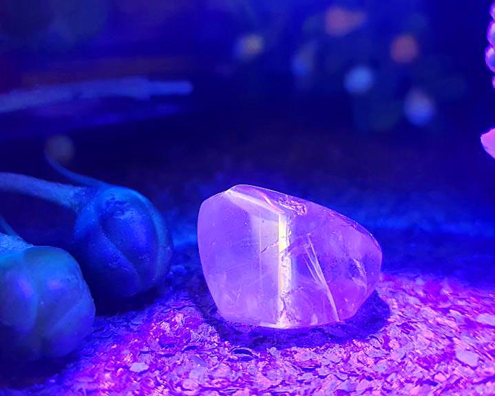 Cristal Powelite  Polido (Brilha na Luz Negra UV) RARO 7g