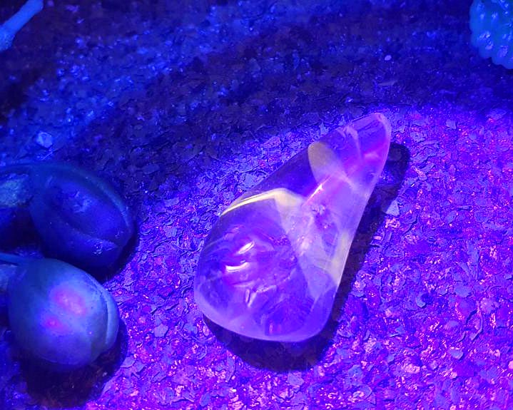 Cristal Powelite  Polido (Brilha na Luz Negra UV) RARO 7g