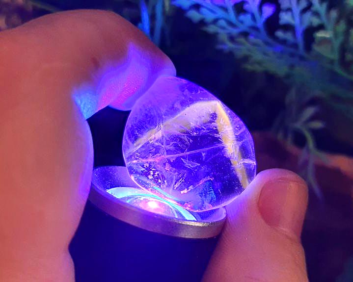 Cristal Powelite  Polido (Brilha na Luz Negra UV) RARO 7g