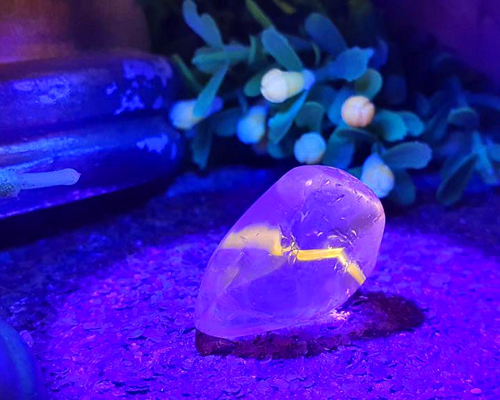 Cristal Powelite  Polido (Brilha na Luz Negra UV) RARO 9g