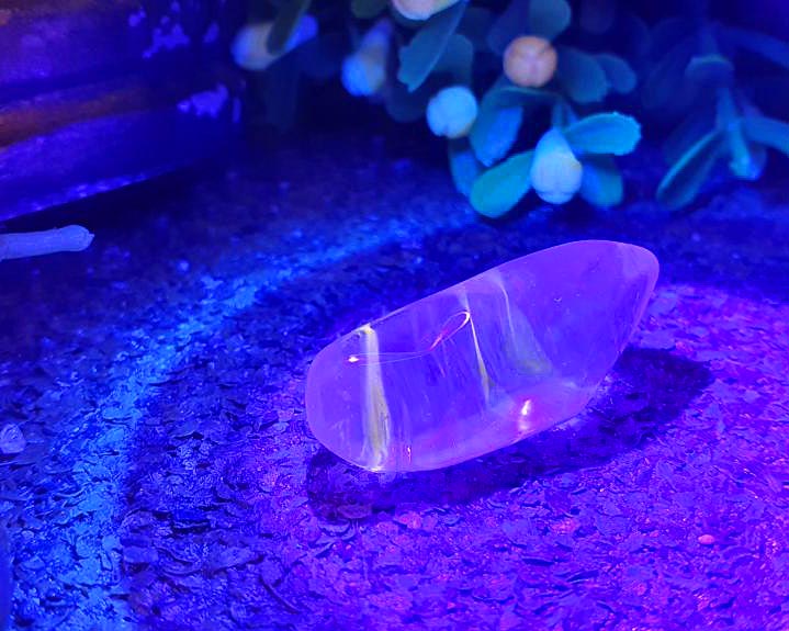 Cristal Powelite  Polido (Brilha na Luz Negra UV) RARO 9g