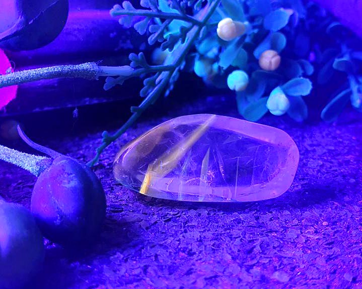 Cristal Powelite  Polido (Brilha na Luz Negra UV) RARO 9g