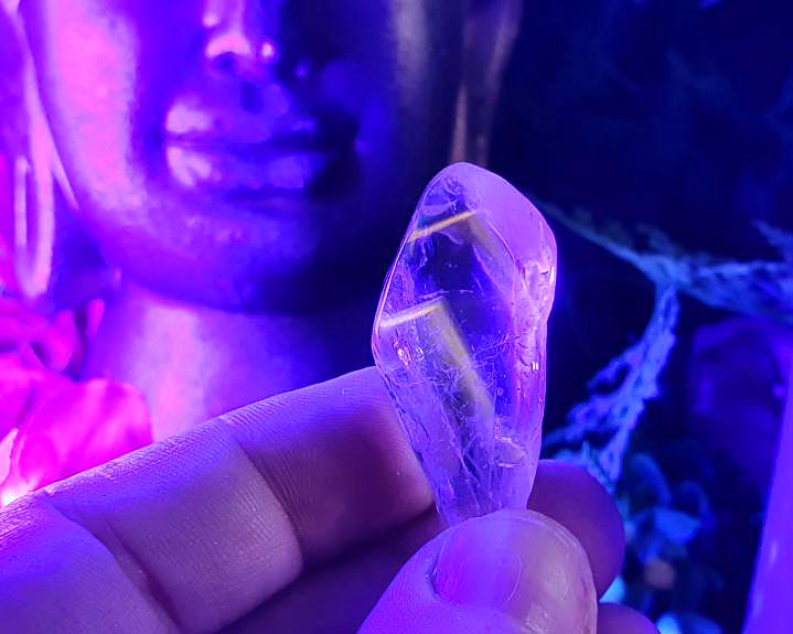 Cristal Powelite  Polido (Brilha na Luz Negra UV) RARO 9g