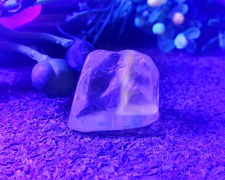 Cristal Powelite  Polido (Brilha na Luz Negra UV) RARO 10g