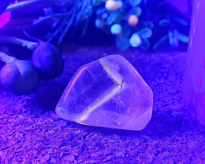 Cristal Powelite  Polido (Brilha na Luz Negra UV) RARO 10g