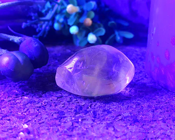 Cristal Powelite  Polido (Brilha na Luz Negra UV) RARO 12g