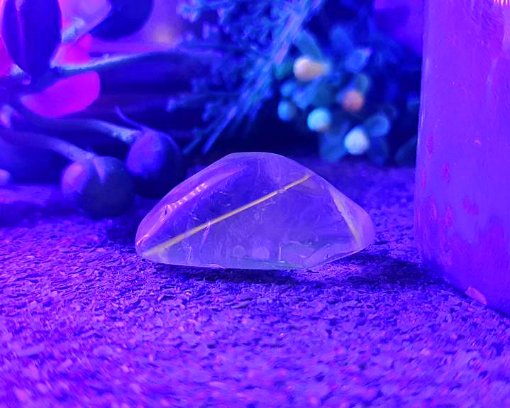 Cristal Powelite  Polido (Brilha na Luz Negra UV) RARO 12g