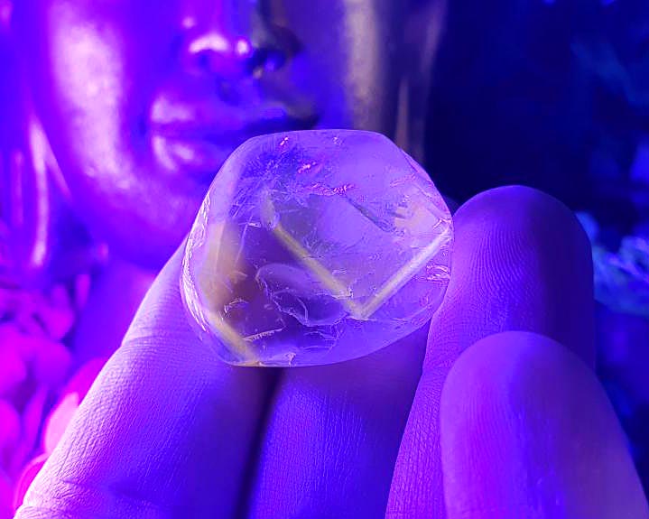 Cristal Powelite  Polido (Brilha na Luz Negra UV) RARO 12g