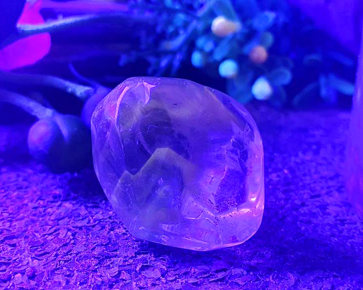 Cristal Powelite  Polido (Brilha na Luz Negra UV) RARO 19g