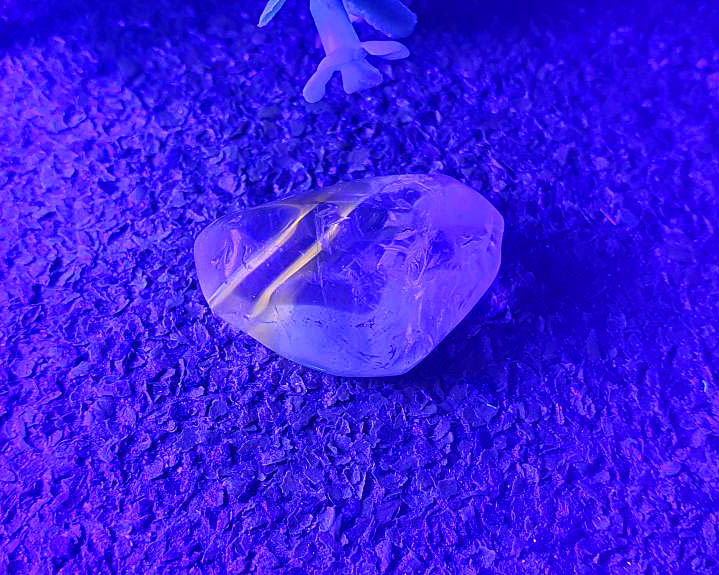 Cristal Powelite Polido (Brilha na Luz Negra UV) RARO 9g